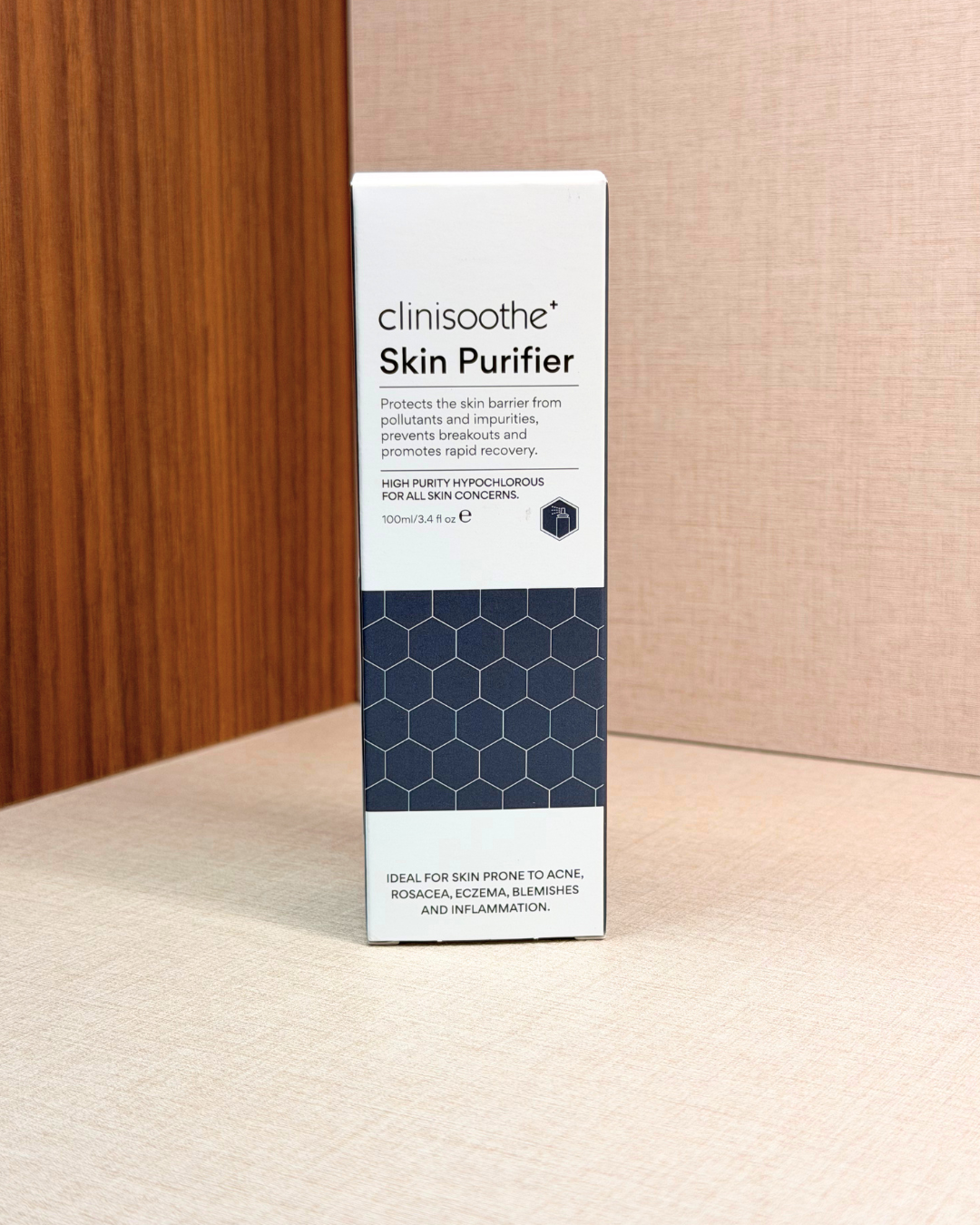 CLINISOOTHE+ Skin Purifier 100 ml – čistilec kože s hipoklorasto kislino – škatla izdelka pod kotom | Dr. Fabjan Cosmetics Slovenija – spletna trgovina kozmetike, za katero stoji največja poliklinika v Sloveniji, Estetika Fabjan