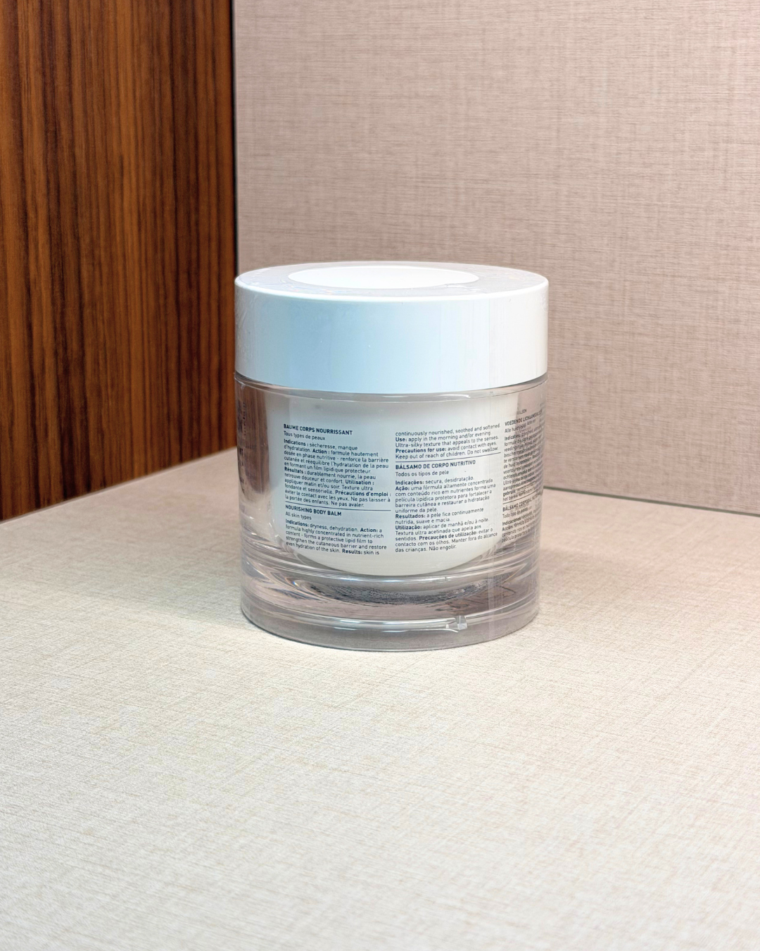 FILLMED Nourishing Body Balm 200 ml – hranilni balzam za telo za obnovo kožne bariere – lonček izdelka pod kotom | Dr. Fabjan Cosmetics Slovenija – spletna trgovina kozmetike, za katero stoji največja poliklinika v Sloveniji, Estetika Fabjan