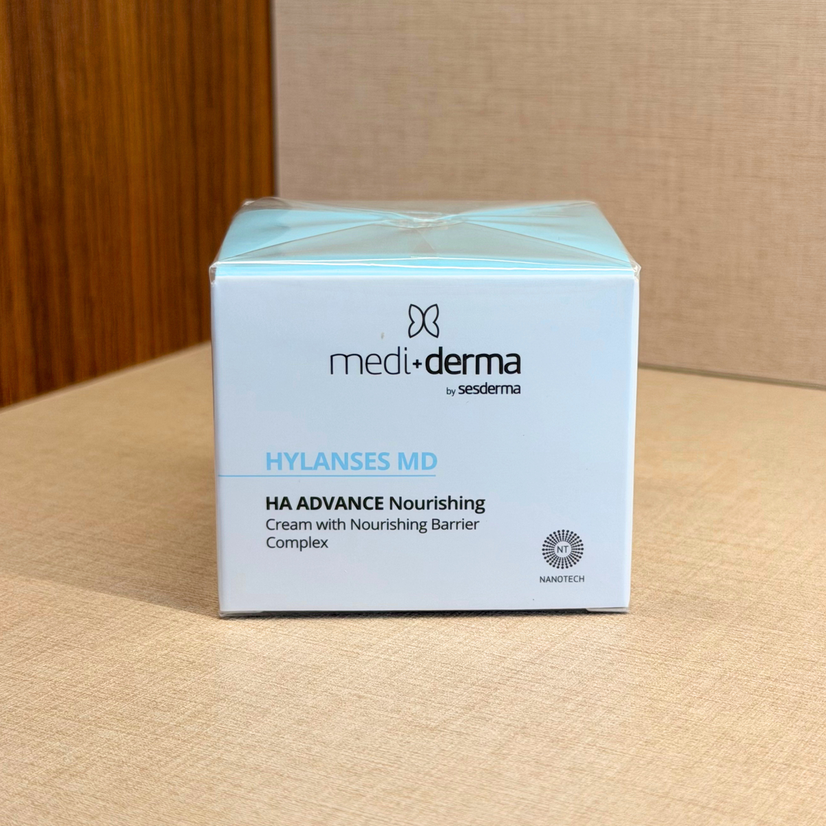 Mediderma Hylanses HA Advance Cream 50 ml (Nourishing Cream) – hranilna krema s hialuronsko kislino in niacinamidom za suho kožo – škatla izdelka pod kotom | Dr. Fabjan Cosmetics Slovenija – spletna trgovina kozmetike, za katero stoji največja poliklinika v Sloveniji, Estetika Fabjan