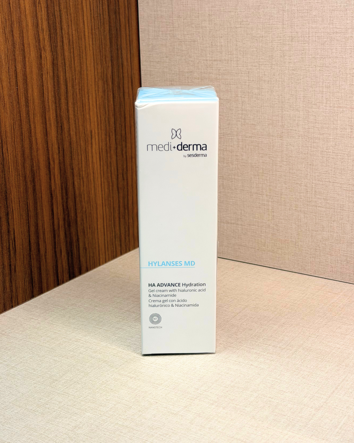 Mediderma Hylanses HA Advance Gel 50 ml – vlažilna gel krema s hialuronsko kislino in niacinamidom – škatla izdelka pod kotom | Dr. Fabjan Cosmetics Slovenija – spletna trgovina kozmetike, za katero stoji največja poliklinika v Sloveniji, Estetika Fabjan