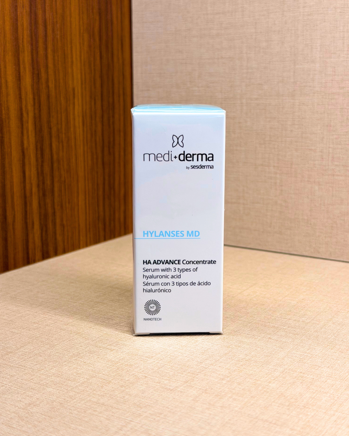Mediderma Hylanses HA Advance Serum 30 ml – serum s 3 vrstami hialuronske kisline in filler učinkom – škatla izdelka pod kotom | Dr. Fabjan Cosmetics Slovenija – spletna trgovina kozmetike, za katero stoji največja poliklinika v Sloveniji, Estetika Fabjan