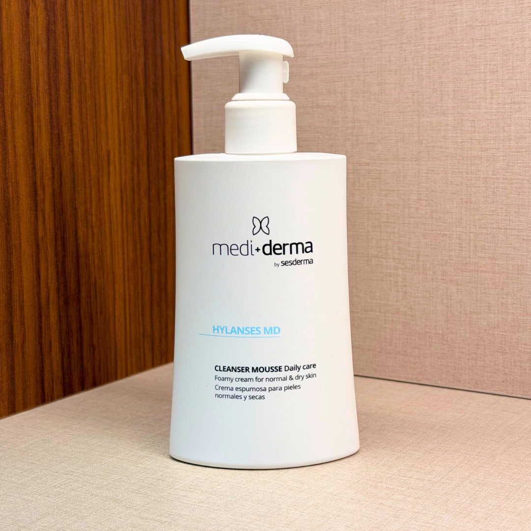 Mediderma Hylanses MD Cleanser Mousse 200 ml – nežna čistilna pena, ki očisti kožo brez zategnjenosti – steklenička izdelka od spredaj | Dr. Fabjan Cosmetics Slovenija – spletna trgovina kozmetike, za katero stoji največja poliklinika v Sloveniji, Estetika Fabjan