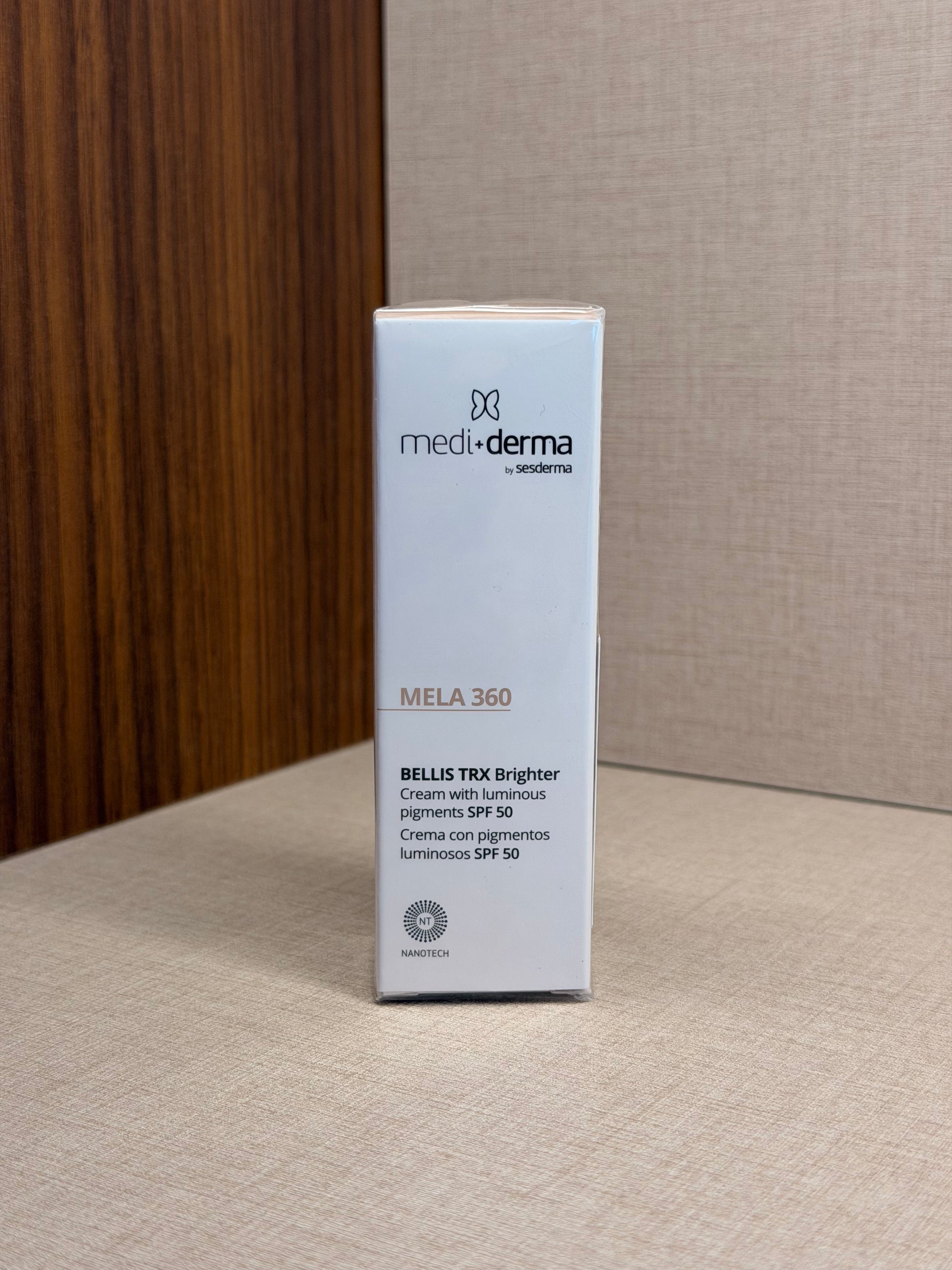 Mediderma Mela 360 TRX Brighter Luminous Cream SPF 50 30 ml – krema z luminoznimi pigmenti, ki posvetljuje pigmentne madeže – škatla izdelka pod kotom | Dr. Fabjan Cosmetics Slovenija – spletna trgovina kozmetike, za katero stoji največja poliklinika v Sloveniji, Estetika Fabjan