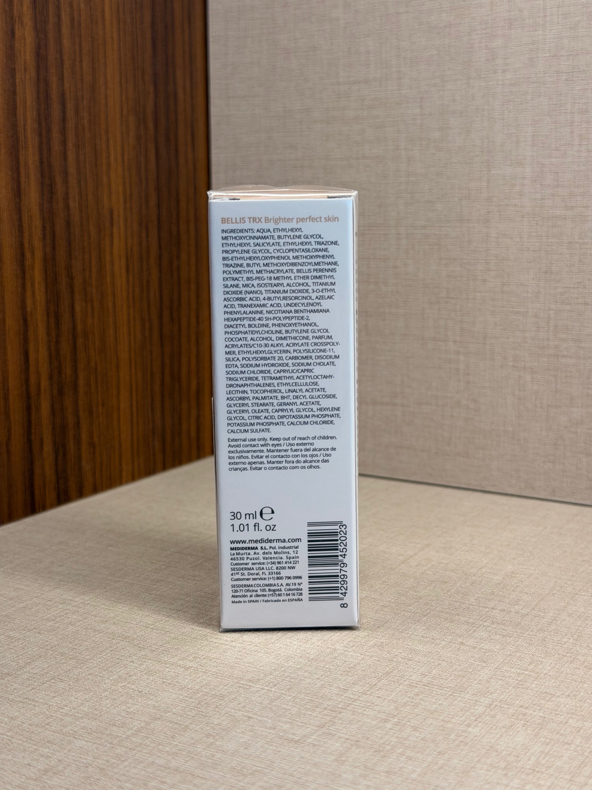 Mediderma Mela 360 TRX Brighter Luminous Cream SPF 50 30 ml – krema proti pigmentnim madežem – škatla izdelka ležeče na svetli podlagi | Dr. Fabjan Cosmetics Slovenija – spletna trgovina kozmetike, za katero stoji največja poliklinika v Sloveniji, Estetika Fabjan