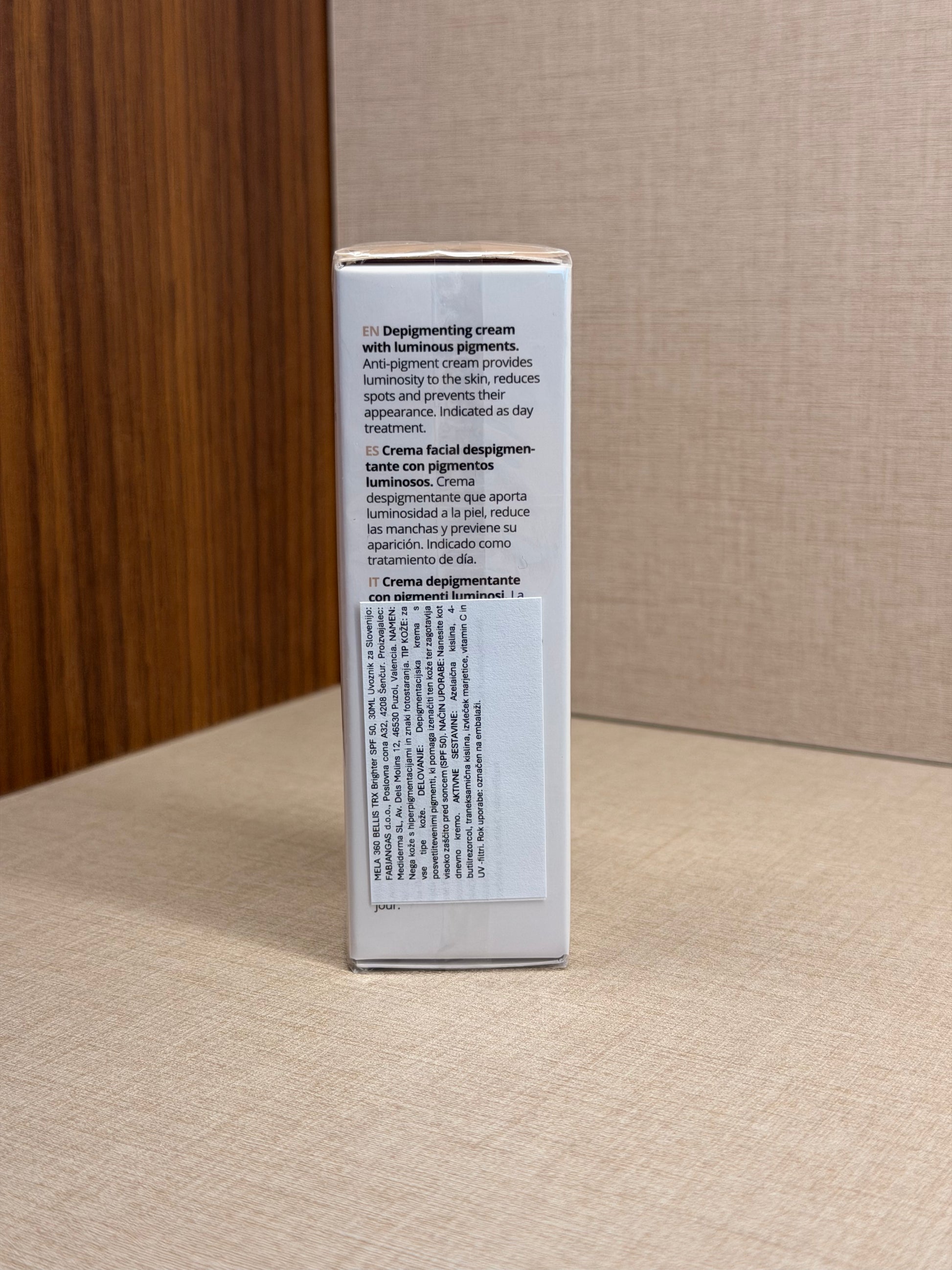 Mediderma Mela 360 TRX Brighter Luminous Cream SPF 50 30 ml – krema proti pigmentnim madežem – škatla izdelka ležeče s črtno kodo | Dr. Fabjan Cosmetics Slovenija – spletna trgovina kozmetike, za katero stoji največja poliklinika v Sloveniji, Estetika Fabjan