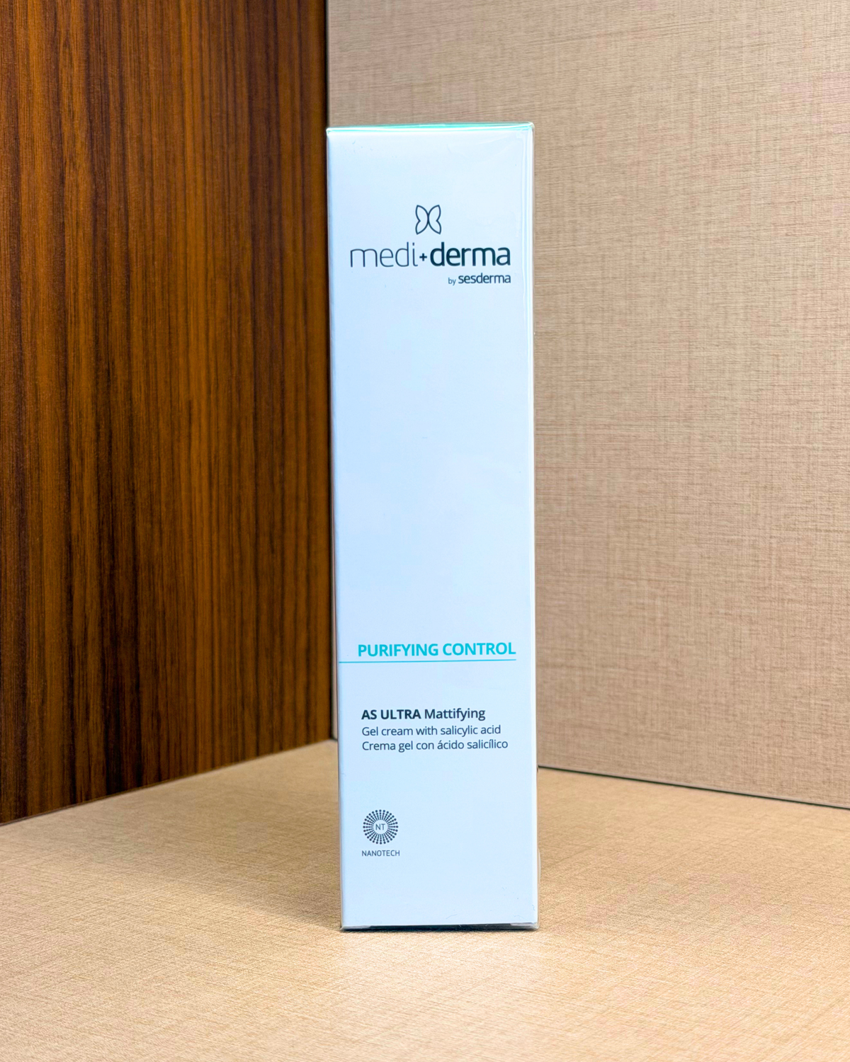 Mediderma Purifying Control AS Ultra Mattifying Gel Cream 50 ml – matirajča gel krema s salicilno kislino, ki uravnava sebum – škatla izdelka pod kotom | Dr. Fabjan Cosmetics Slovenija – spletna trgovina kozmetike, za katero stoji največja poliklinika v Sloveniji, Estetika Fabjan