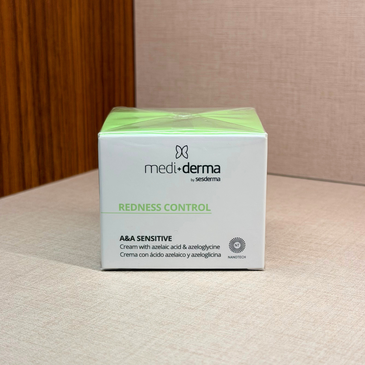 Mediderma Redness Control A&A Sensitive Cream 50 ml – krema z azelaično kislino, ki pomirja občutljivo kožo in zmanjšuje rdečico – škatla izdelka pod kotom | Dr. Fabjan Cosmetics Slovenija – spletna trgovina kozmetike, za katero stoji največja poliklinika v Sloveniji, Estetika Fabjan