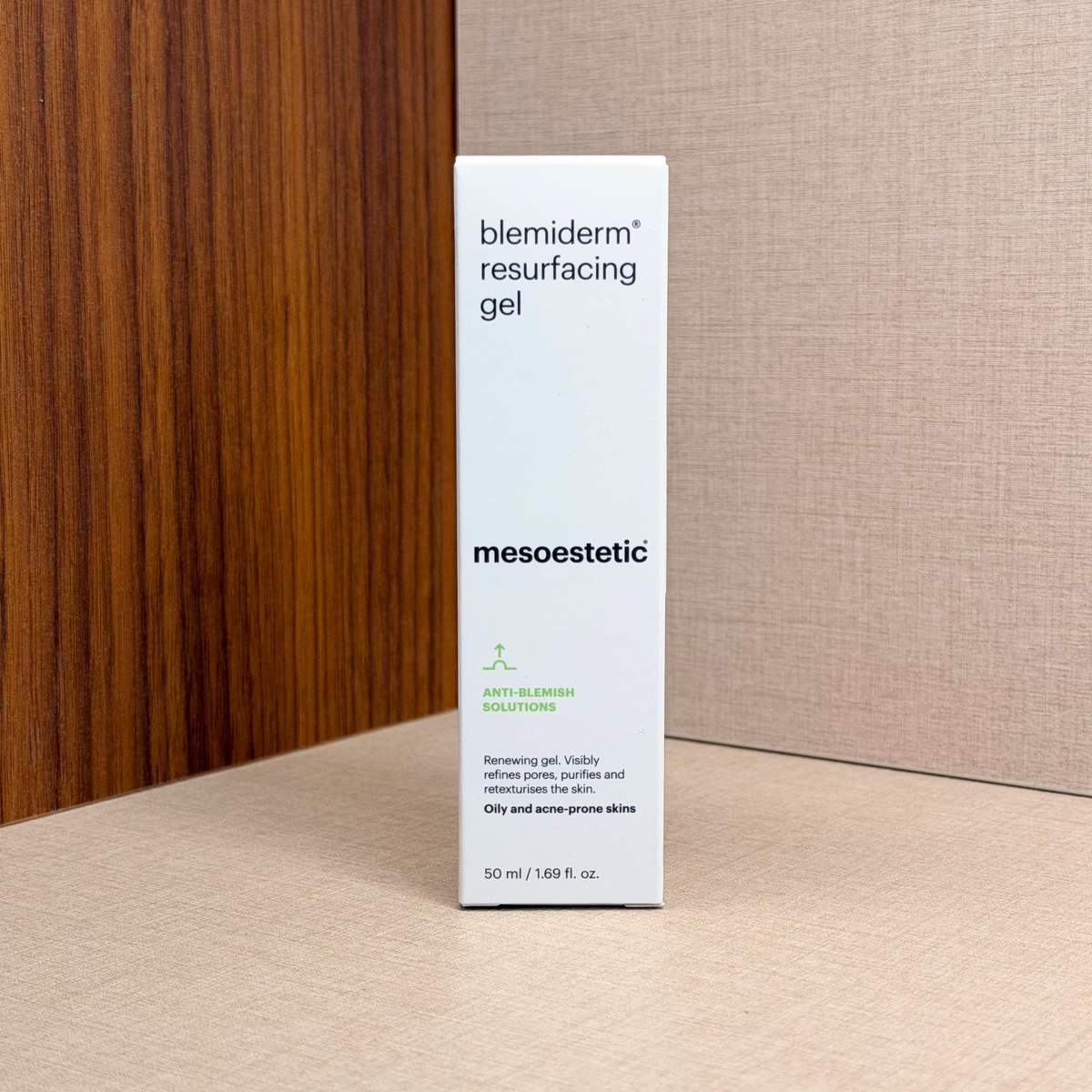 Mesoestetic Blemiderm Resurfacing Gel 50 ml – gel s salicilno in glikolno kislino, ki gladi teksturo mastne kože z nepravilnostmi – stoječa škatla izdelka pod kotom | Dr. Fabjan Cosmetics Slovenija – spletna trgovina kozmetike, za katero stoji največja poliklinika v Sloveniji, Estetika Fabjan