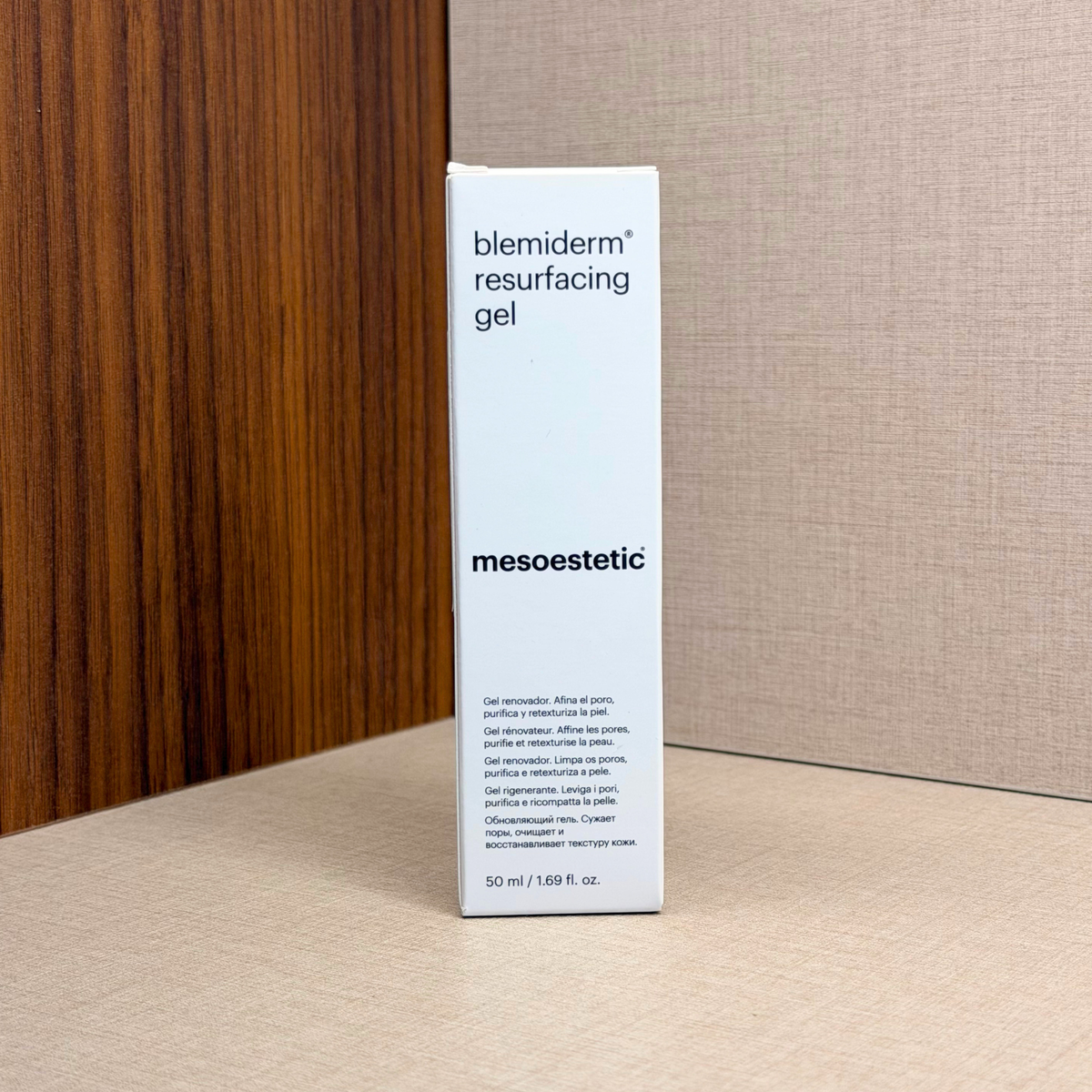 Mesoestetic Blemiderm Resurfacing Gel 50 ml – gel za mastno kožo z nepravilnostmi – stoječa škatla izdelka od spredaj | Dr. Fabjan Cosmetics Slovenija – spletna trgovina kozmetike, za katero stoji največja poliklinika v Sloveniji, Estetika Fabjan