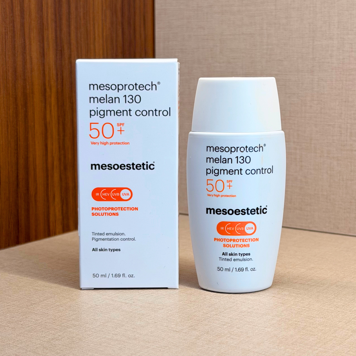 Mesoestetic Mesoprotech Melan 130+ Pigment Control – zelo visoka zaščita SPF 130 z azeloglicinom za kožo s pigmentnimi madeži – škatla in steklenička izdelka od spredaj | Dr. Fabjan Cosmetics Slovenija – spletna trgovina kozmetike, za katero stoji največja poliklinika v Sloveniji, Estetika Fabjan