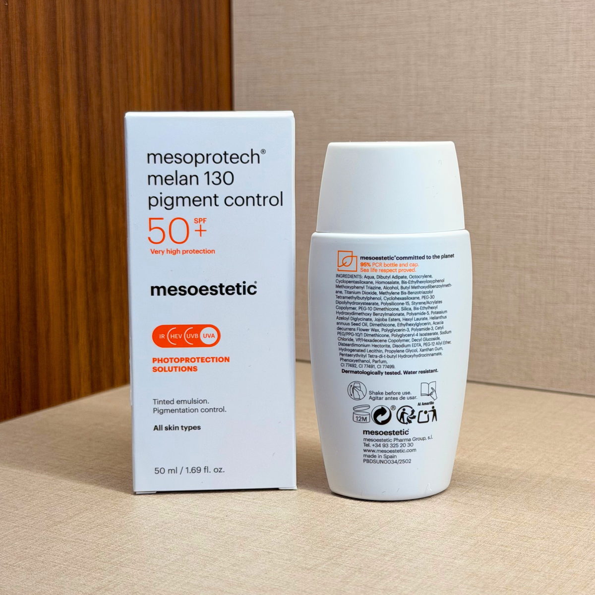 Mesoestetic Mesoprotech Melan 130+ Pigment Control – obarvana emulzija za zaščito pigmentnih madežev – škatla in steklenička izdelka pod kotom | Dr. Fabjan Cosmetics Slovenija – spletna trgovina kozmetike, za katero stoji največja poliklinika v Sloveniji, Estetika Fabjan