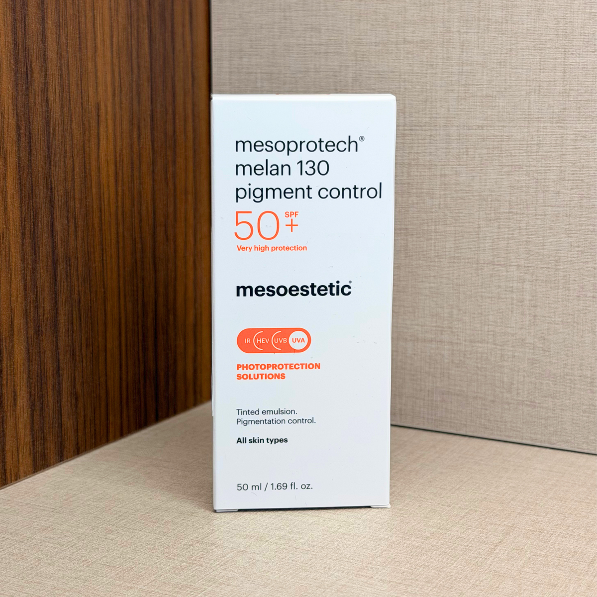 Mesoestetic Mesoprotech Melan 130+ Pigment Control – zelo visoka zaščita SPF 130 za kožo s pigmentnimi madeži – steklenička izdelka od zadaj pod kotom | Dr. Fabjan Cosmetics Slovenija – spletna trgovina kozmetike, za katero stoji največja poliklinika v Sloveniji, Estetika Fabjan