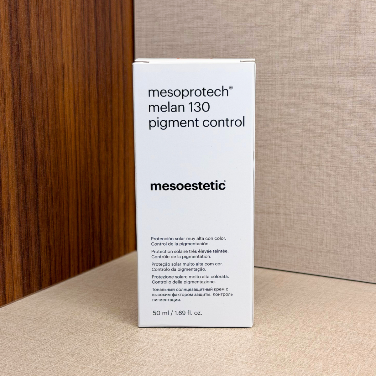 Mesoestetic Mesoprotech Melan 130+ Pigment Control – zaščita pred soncem z azeloglicinom – stoječa škatla izdelka pod kotom | Dr. Fabjan Cosmetics Slovenija – spletna trgovina kozmetike, za katero stoji največja poliklinika v Sloveniji, Estetika Fabjan