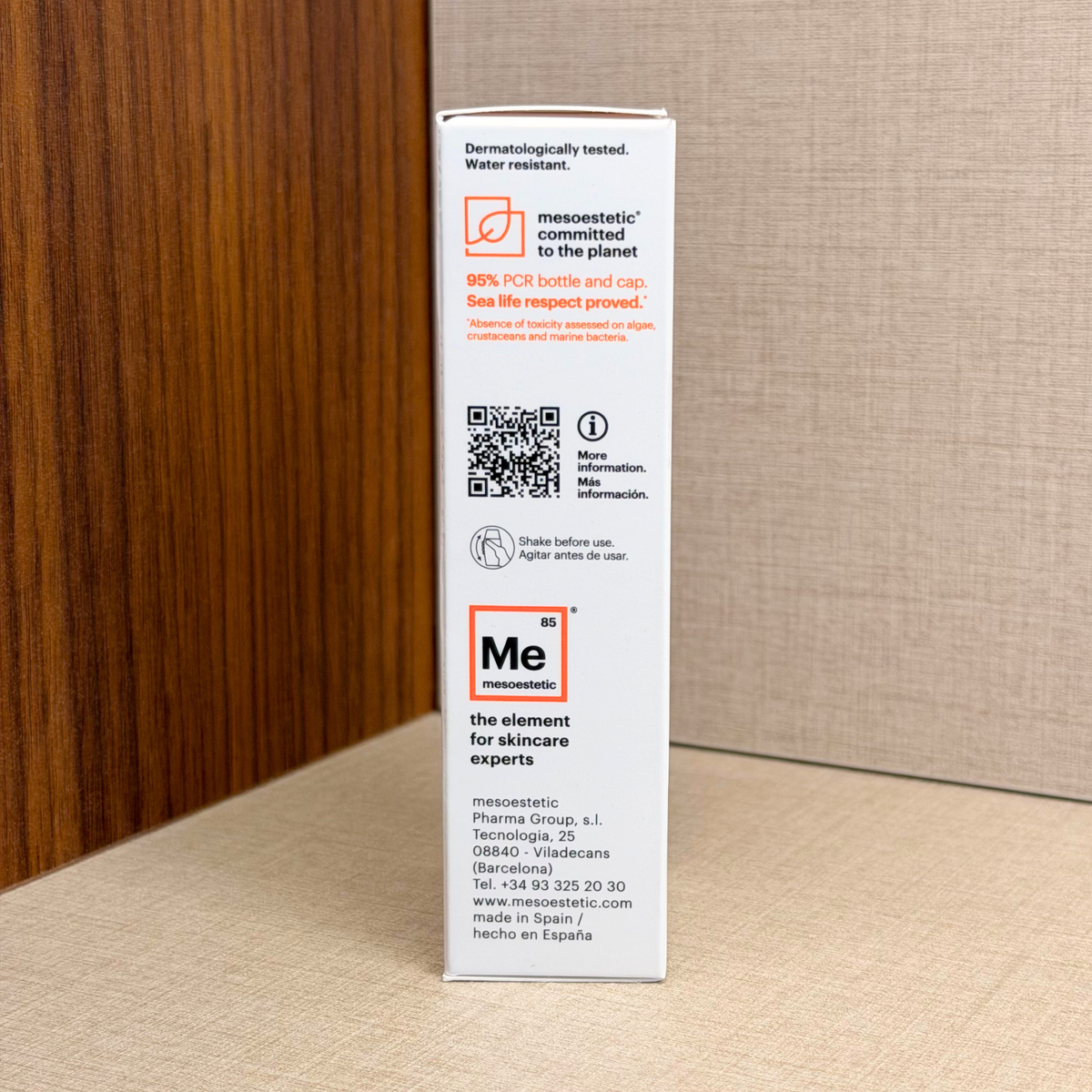 Mesoestetic Mesoprotech Melan 130+ Pigment Control – zaščita za kožo s pigmentnimi madeži – stranska stran škatle s QR kodo | Dr. Fabjan Cosmetics Slovenija – spletna trgovina kozmetike, za katero stoji največja poliklinika v Sloveniji, Estetika Fabjan