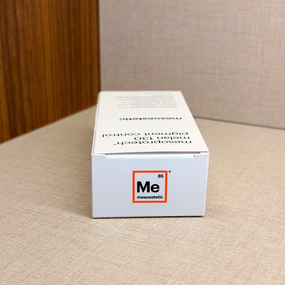 Mesoestetic Mesoprotech Melan 130+ Pigment Control – obarvana emulzija proti pigmentnim madežem – ležeča škatla z logotipom mesoestetic | Dr. Fabjan Cosmetics Slovenija – spletna trgovina kozmetike, za katero stoji največja poliklinika v Sloveniji, Estetika Fabjan