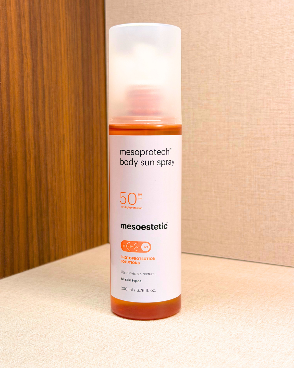 Mesoestetic Mesoprotech Body Antiaging Sun Spray SPF50+ 200 ml – vodoodporen sončni sprej za telo z anti-age učinkom – steklenička izdelka od spredaj | Dr. Fabjan Cosmetics Slovenija – spletna trgovina kozmetike, za katero stoji največja poliklinika v Sloveniji, Estetika Fabjan