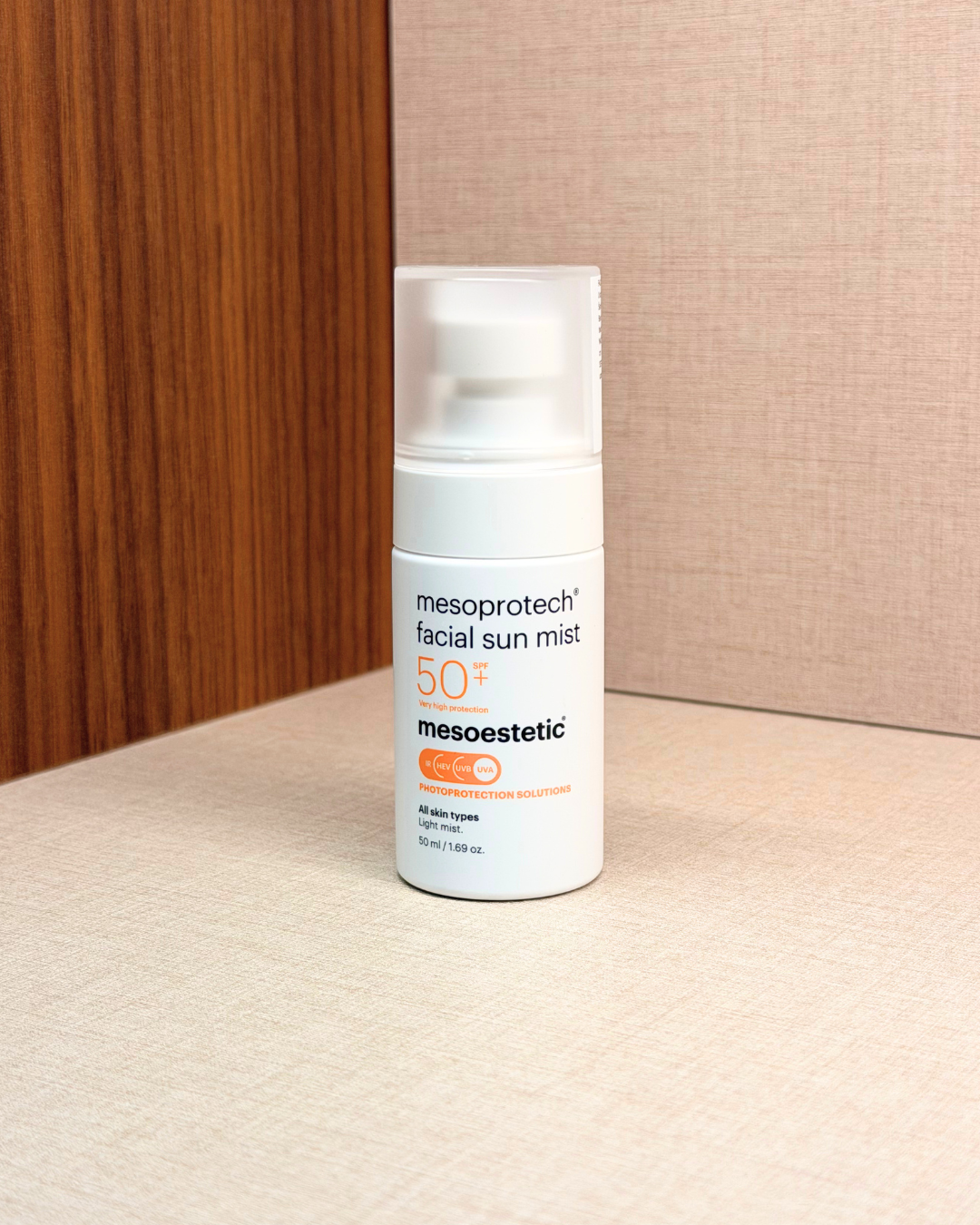 Mesoestetic Mesoprotech Facial Antiaging Sun Mist – zaščitna meglica SPF 50+ z anti-age učinkom, ki jo nanesete kar čez ličila – steklenička izdelka od spredaj | Dr. Fabjan Cosmetics Slovenija – spletna trgovina kozmetike, za katero stoji največja poliklinika v Sloveniji, Estetika Fabjan