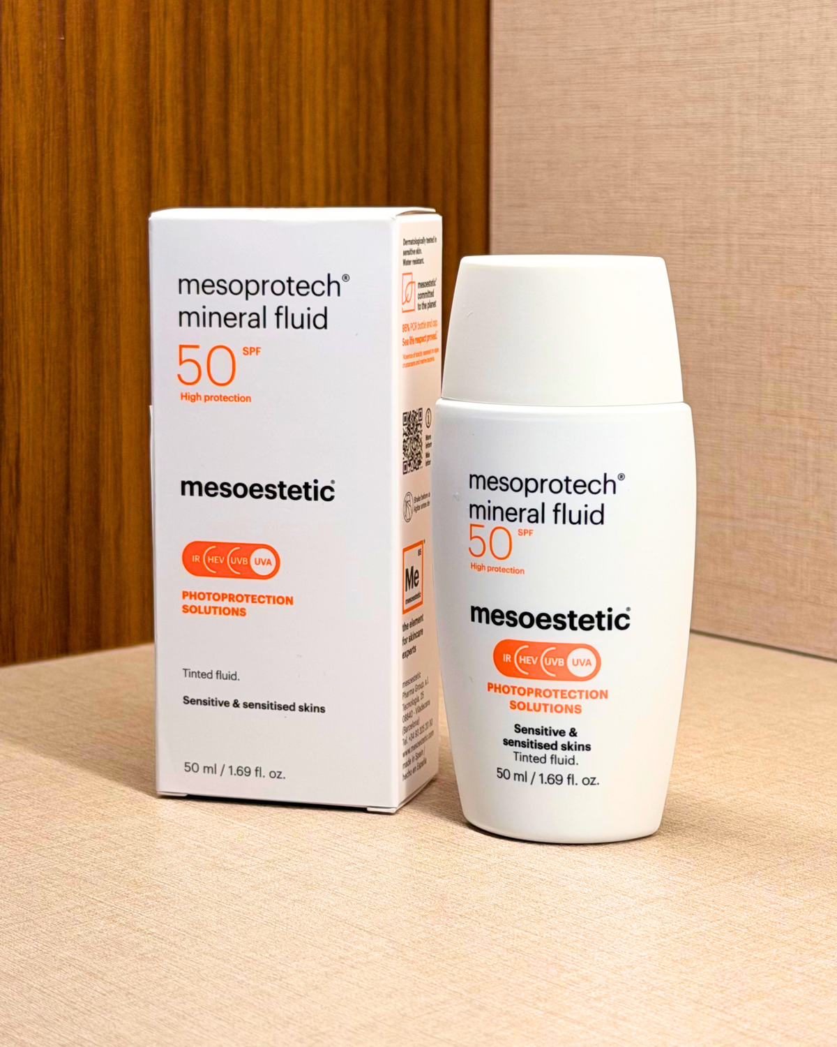 Mesoestetic Mesoprotech Mineral Fluid SPF50+ 50 ml – 100 % mineralna zaščita z obarvano teksturo za občutljivo kožo – škatla in steklenička pod kotom | Dr. Fabjan Cosmetics Slovenija – spletna trgovina kozmetike, za katero stoji največja poliklinika v Sloveniji, Estetika Fabjan