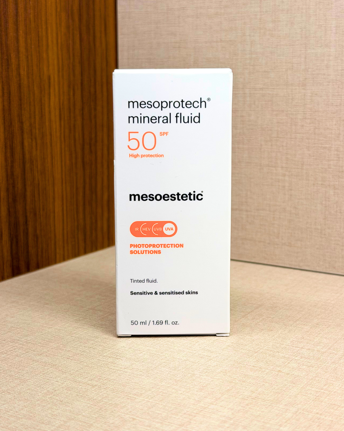 Mesoestetic Mesoprotech Mineral Fluid SPF50+ 50 ml – mineralna zaščita pred soncem – škatla izdelka od spredaj | Dr. Fabjan Cosmetics Slovenija – spletna trgovina kozmetike, za katero stoji največja poliklinika v Sloveniji, Estetika Fabjan