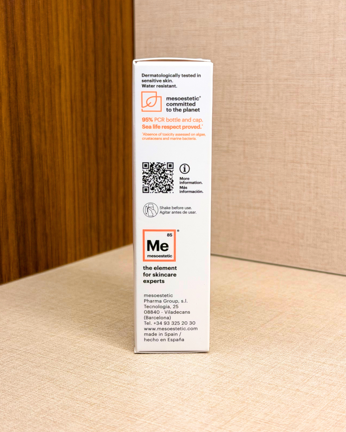 Mesoestetic Mesoprotech Mineral Fluid SPF50+ 50 ml – mineralna zaščita – stranska stran škatle s QR kodo | Dr. Fabjan Cosmetics Slovenija – spletna trgovina kozmetike, za katero stoji največja poliklinika v Sloveniji, Estetika Fabjan