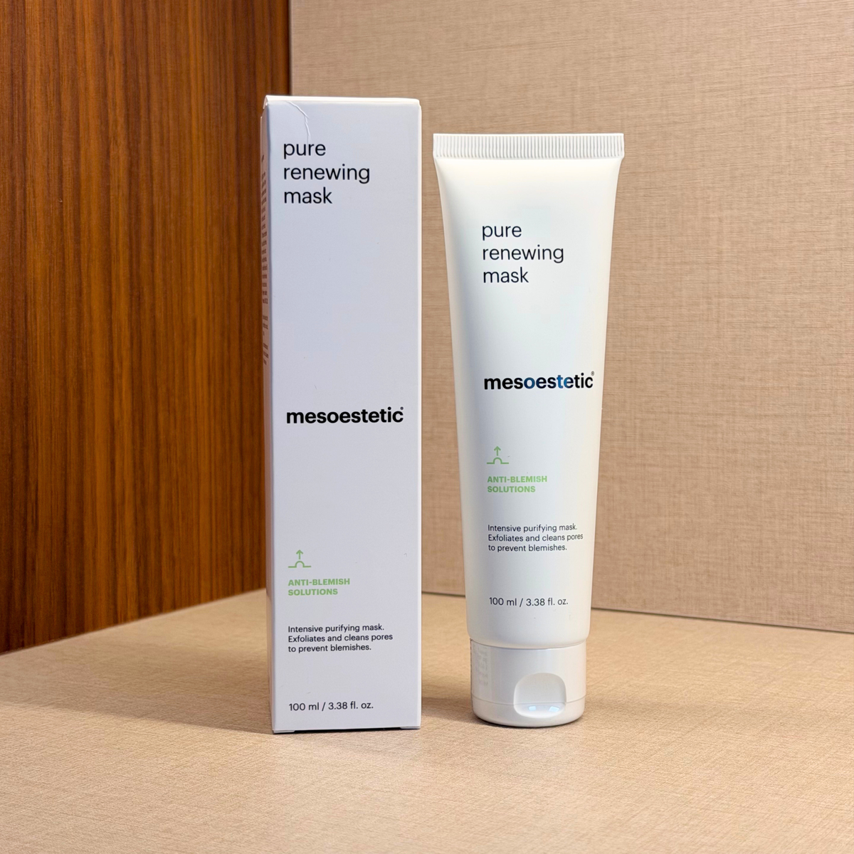 Mesoestetic Pure Renewing Mask 100 ml – maska z belo glino ter AHA in BHA kislinami za globinsko čiščenje por – škatla in tuba izdelka pod kotom | Dr. Fabjan Cosmetics Slovenija – spletna trgovina kozmetike, za katero stoji največja poliklinika v Sloveniji, Estetika Fabjan