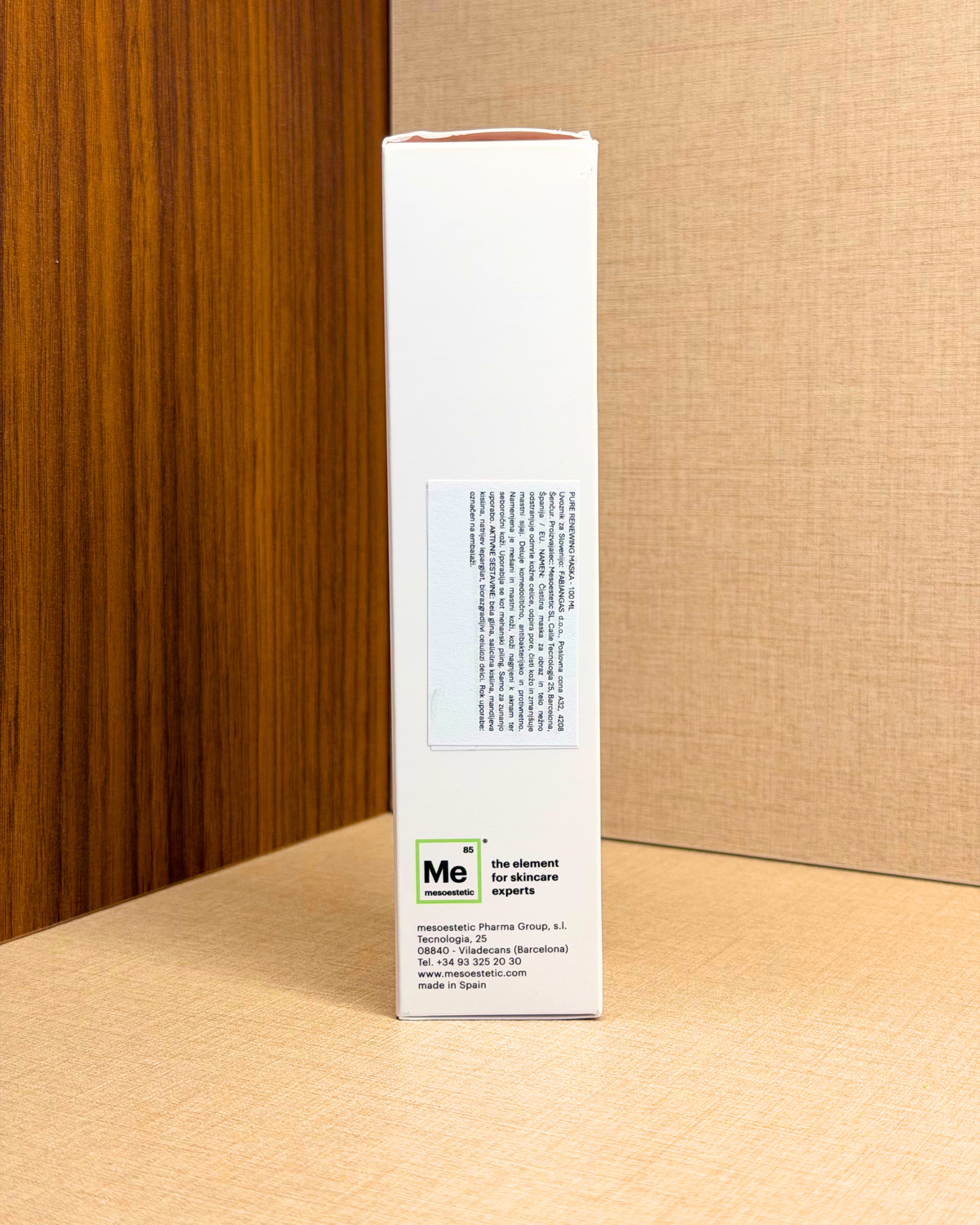 Mesoestetic Pure Renewing Mask 100 ml – čistilna maska za globinsko čiščenje por – stoječa škatla izdelka pod kotom | Dr. Fabjan Cosmetics Slovenija – spletna trgovina kozmetike, za katero stoji največja poliklinika v Sloveniji, Estetika Fabjan