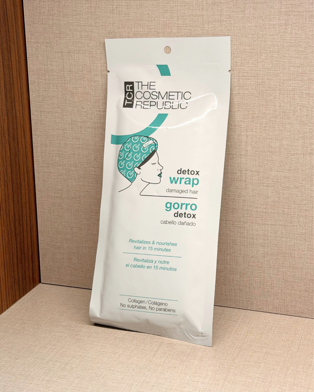 The Cosmetic Republic Detox Wrap – detox kapa, ki revitalizira in neguje poškodovane lase v 15 minutah – sprednja stran embalaže pod kotom | Dr. Fabjan Cosmetics Slovenija – spletna trgovina kozmetike, za katero stoji največja poliklinika v Sloveniji, Estetika Fabjan