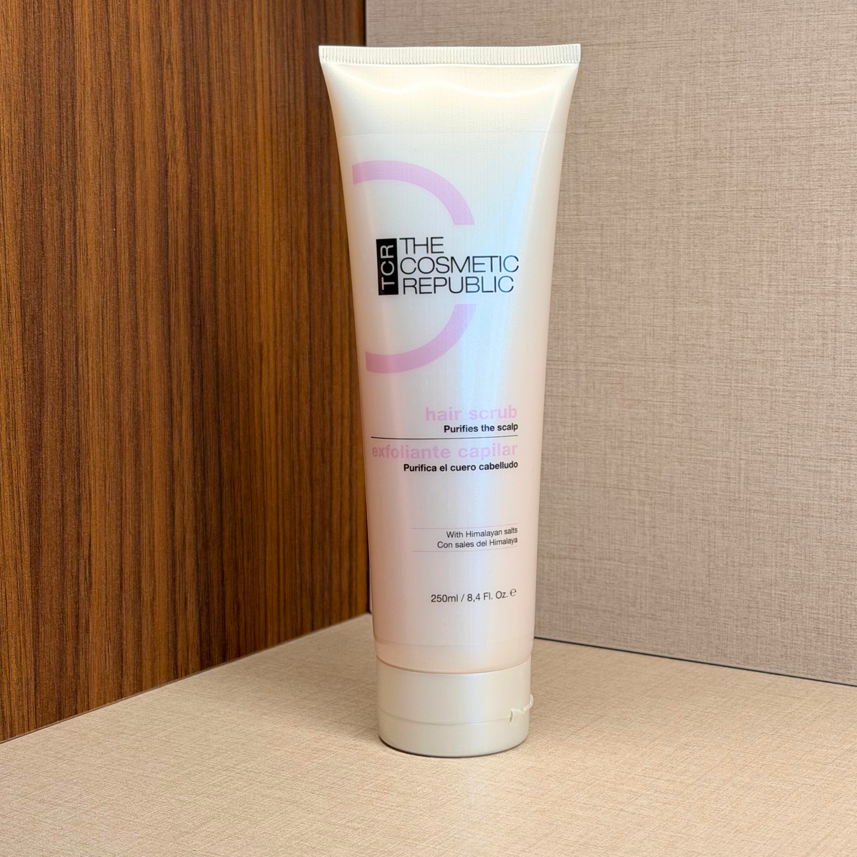 The Cosmetic Republic Hair Scrub 250 ml – piling za globinsko čiščenje lasišča – stoječa tuba od spredaj | Dr. Fabjan Cosmetics Slovenija – spletna trgovina kozmetike, za katero stoji največja poliklinika v Sloveniji, Estetika Fabjan