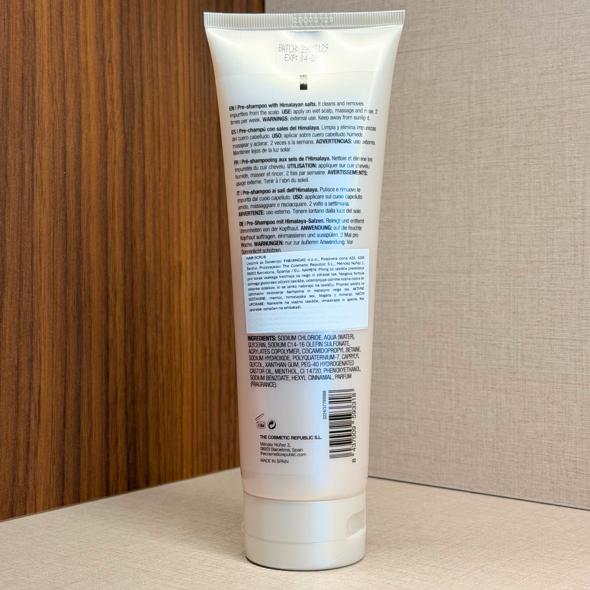 The Cosmetic Republic Hair Scrub 250 ml – piling za lasišče – zadnja stran tube z besedilom | Dr. Fabjan Cosmetics Slovenija – spletna trgovina kozmetike, za katero stoji največja poliklinika v Sloveniji, Estetika Fabjan