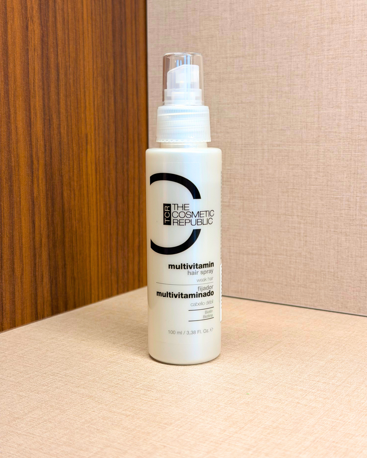The Cosmetic Republic Multivitamin Hair Spray 100 ml – sprej za lase z vitamini – steklenička od blizu pod kotom | Dr. Fabjan Cosmetics Slovenija – spletna trgovina kozmetike, za katero stoji največja poliklinika v Sloveniji, Estetika Fabjan
