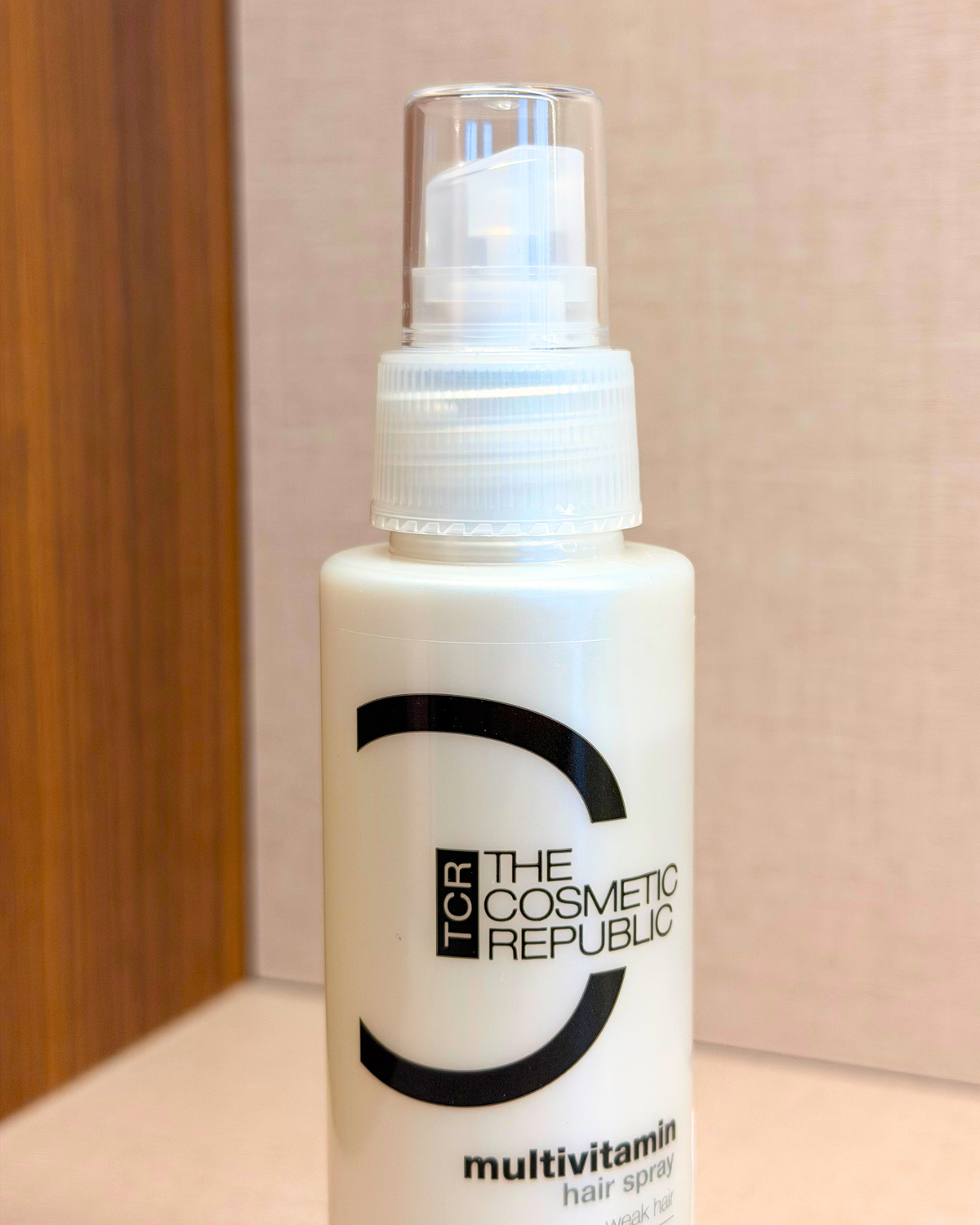 The Cosmetic Republic Multivitamin Hair Spray 100 ml – sprej za lase z vitamini – stoječa steklenička pod kotom | Dr. Fabjan Cosmetics Slovenija – spletna trgovina kozmetike, za katero stoji največja poliklinika v Sloveniji, Estetika Fabjan