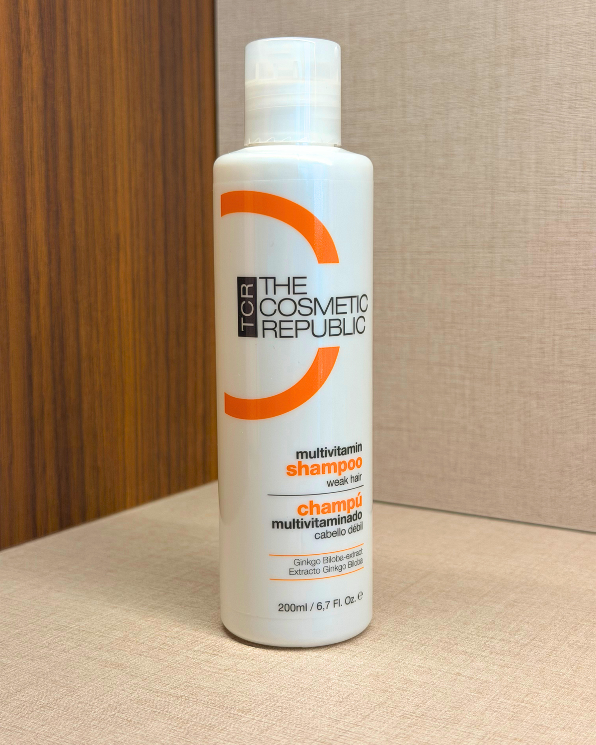 The Cosmetic Republic Multivitamin Shampoo 200 ml – multivitaminski šampon za vsakodnevno nego in močnejše lase – steklenička izdelka od spredaj | Dr. Fabjan Cosmetics Slovenija – spletna trgovina kozmetike, za katero stoji največja poliklinika v Sloveniji, Estetika Fabjan