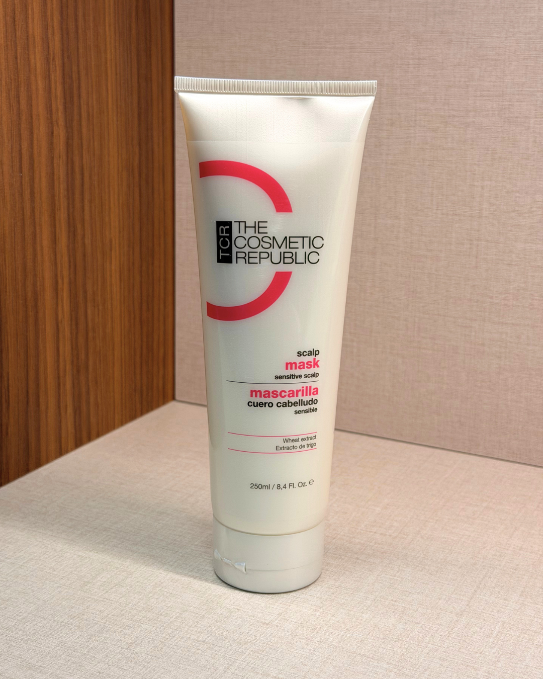 The Cosmetic Republic Scalp Mask 200 ml – maska za občutljivo lasišče, ki pomirja in neguje lasišče ter lase – tuba izdelka od spredaj | Dr. Fabjan Cosmetics Slovenija – spletna trgovina kozmetike, za katero stoji največja poliklinika v Sloveniji, Estetika Fabjan