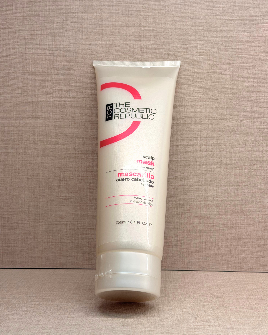 The Cosmetic Republic Scalp Mask 200 ml – maska za občutljivo lasišče – tuba izdelka od spredaj, drugi kot | Dr. Fabjan Cosmetics Slovenija – spletna trgovina kozmetike, za katero stoji največja poliklinika v Sloveniji, Estetika Fabjan