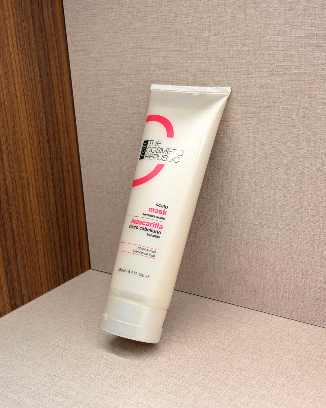 The Cosmetic Republic Scalp Mask 200 ml – maska za občutljivo lasišče – tuba izdelka pod kotom | Dr. Fabjan Cosmetics Slovenija – spletna trgovina kozmetike, za katero stoji največja poliklinika v Sloveniji, Estetika Fabjan
