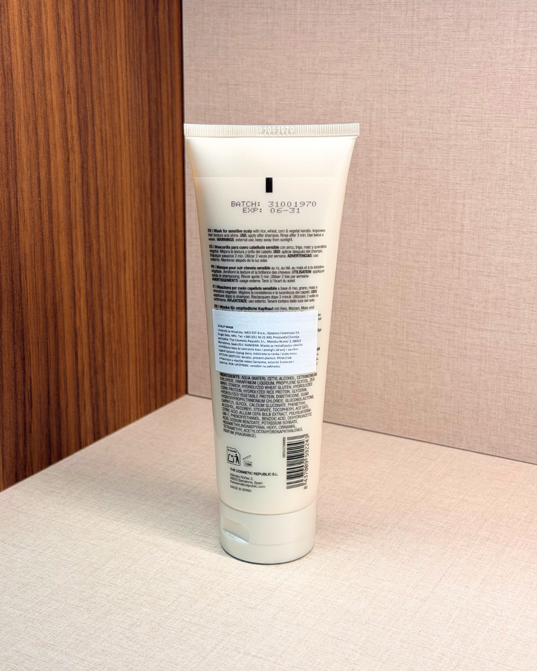 The Cosmetic Republic Scalp Mask 200 ml – maska za občutljivo lasišče – zadnja stran tube z navodili in sestavinami | Dr. Fabjan Cosmetics Slovenija – spletna trgovina kozmetike, za katero stoji največja poliklinika v Sloveniji, Estetika Fabjan